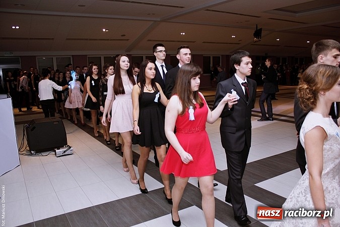 Zdjęcie w galerii na portalu naszraciborz.pl: II LO bawi się na studniówce w Zakrzowie wiadomości z regionu