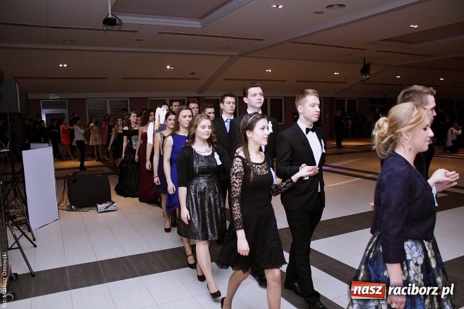 Zdjęcie w galerii na portalu naszraciborz.pl: II LO bawi się na studniówce w Zakrzowie wiadomości z regionu