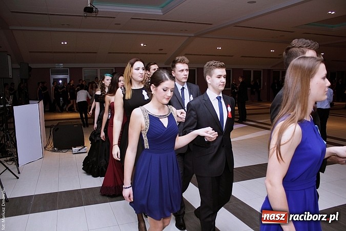 Zdjęcie w galerii na portalu naszraciborz.pl: II LO bawi się na studniówce w Zakrzowie wiadomości z regionu