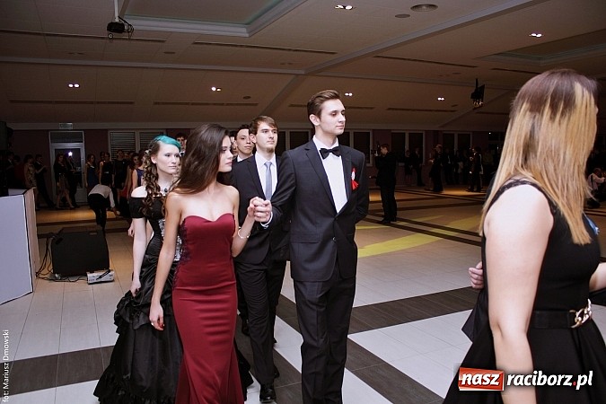 Zdjęcie w galerii na portalu naszraciborz.pl: II LO bawi się na studniówce w Zakrzowie wiadomości z regionu