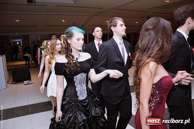 Zdjęcie w galerii na portalu naszraciborz.pl: II LO bawi się na studniówce w Zakrzowie wiadomości z regionu