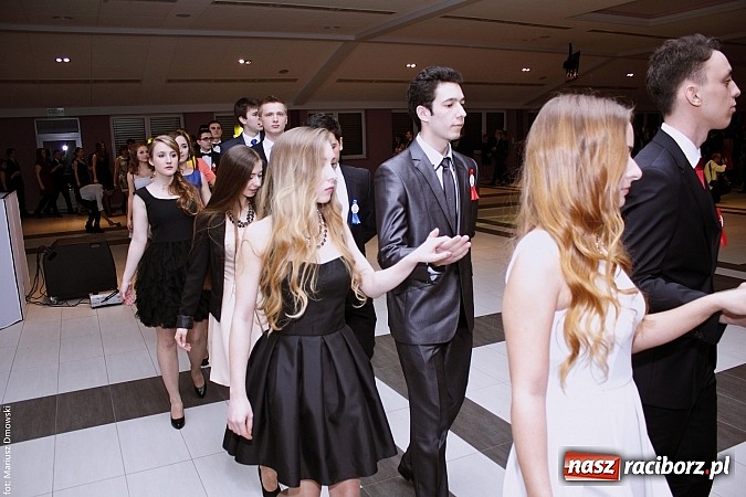 Zdjęcie w galerii na portalu naszraciborz.pl: II LO bawi się na studniówce w Zakrzowie wiadomości z regionu