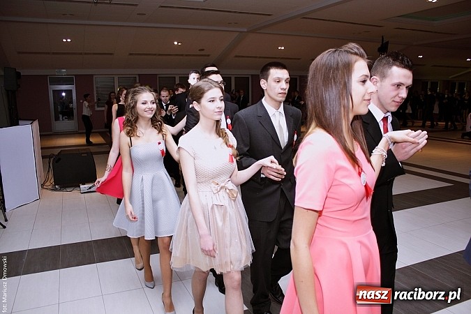 Zdjęcie w galerii na portalu naszraciborz.pl: II LO bawi się na studniówce w Zakrzowie wiadomości z regionu