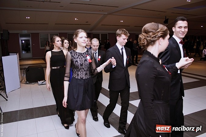 Zdjęcie w galerii na portalu naszraciborz.pl: II LO bawi się na studniówce w Zakrzowie wiadomości z regionu