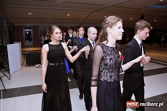 Zdjęcie w galerii na portalu naszraciborz.pl: II LO bawi się na studniówce w Zakrzowie wiadomości z regionu