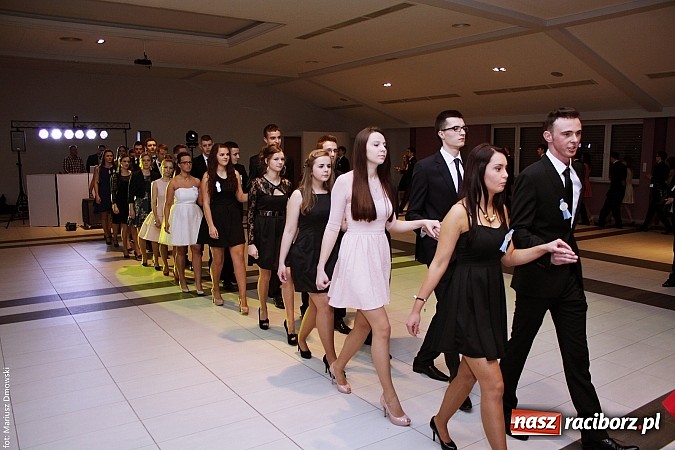 Zdjęcie w galerii na portalu naszraciborz.pl: II LO bawi się na studniówce w Zakrzowie wiadomości z regionu