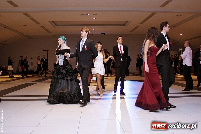 Zdjęcie w galerii na portalu naszraciborz.pl: II LO bawi się na studniówce w Zakrzowie wiadomości z regionu