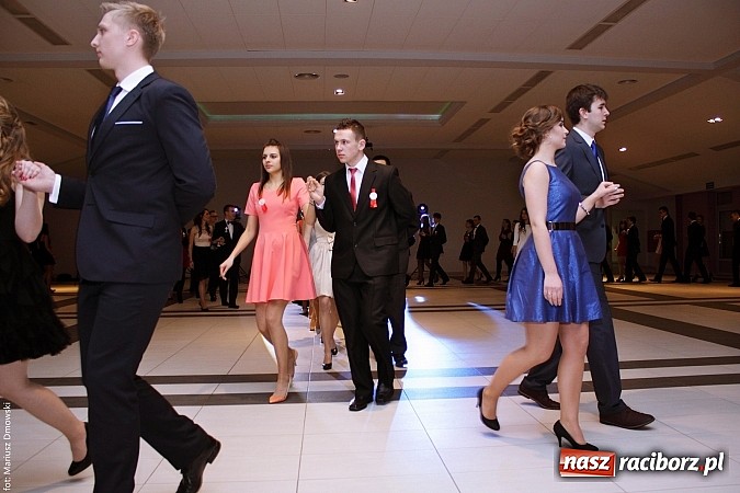 Zdjęcie w galerii na portalu naszraciborz.pl: II LO bawi się na studniówce w Zakrzowie wiadomości z regionu