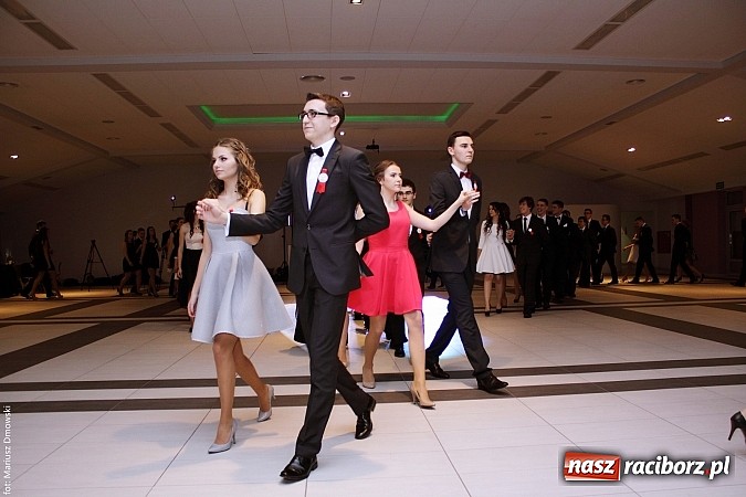 Zdjęcie w galerii na portalu naszraciborz.pl: II LO bawi się na studniówce w Zakrzowie wiadomości z regionu