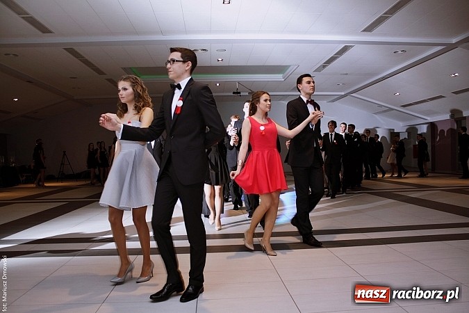 Zdjęcie w galerii na portalu naszraciborz.pl: II LO bawi się na studniówce w Zakrzowie wiadomości z regionu