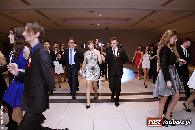 Zdjęcie w galerii na portalu naszraciborz.pl: II LO bawi się na studniówce w Zakrzowie wiadomości z regionu