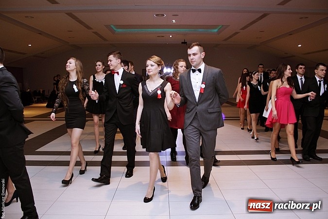 Zdjęcie w galerii na portalu naszraciborz.pl: II LO bawi się na studniówce w Zakrzowie wiadomości z regionu