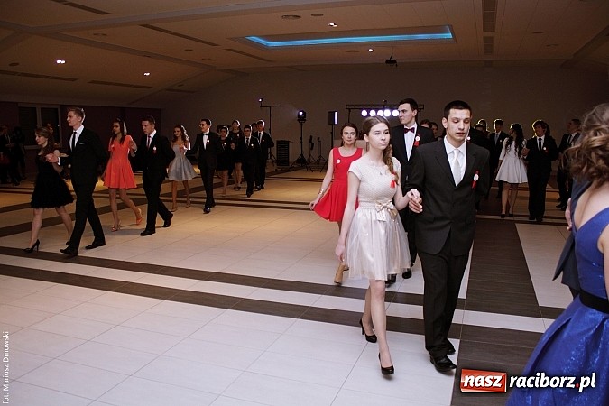 Zdjęcie w galerii na portalu naszraciborz.pl: II LO bawi się na studniówce w Zakrzowie wiadomości z regionu