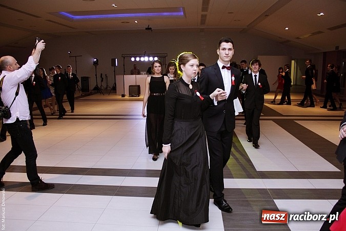 Zdjęcie w galerii na portalu naszraciborz.pl: II LO bawi się na studniówce w Zakrzowie wiadomości z regionu