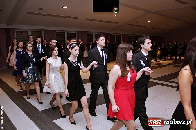 Zdjęcie w galerii na portalu naszraciborz.pl: II LO bawi się na studniówce w Zakrzowie wiadomości z regionu