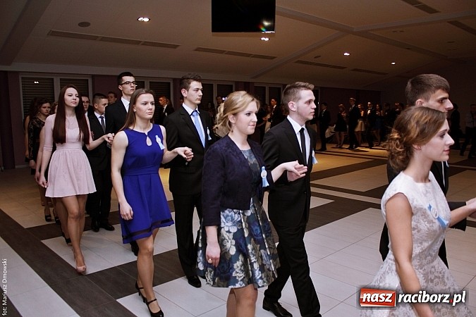 Zdjęcie w galerii na portalu naszraciborz.pl: II LO bawi się na studniówce w Zakrzowie wiadomości z regionu