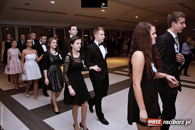 Zdjęcie w galerii na portalu naszraciborz.pl: II LO bawi się na studniówce w Zakrzowie wiadomości z regionu