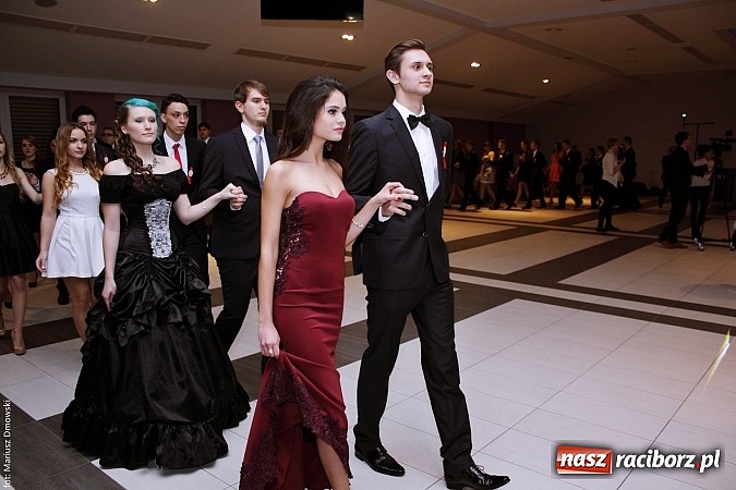 Zdjęcie w galerii na portalu naszraciborz.pl: II LO bawi się na studniówce w Zakrzowie wiadomości z regionu