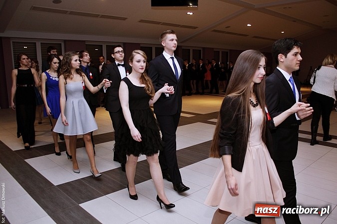 Zdjęcie w galerii na portalu naszraciborz.pl: II LO bawi się na studniówce w Zakrzowie wiadomości z regionu