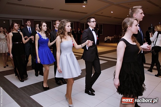 Zdjęcie w galerii na portalu naszraciborz.pl: II LO bawi się na studniówce w Zakrzowie wiadomości z regionu