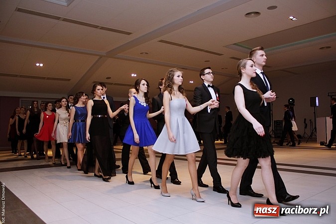 Zdjęcie w galerii na portalu naszraciborz.pl: II LO bawi się na studniówce w Zakrzowie wiadomości z regionu