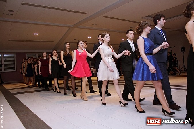 Zdjęcie w galerii na portalu naszraciborz.pl: II LO bawi się na studniówce w Zakrzowie wiadomości z regionu