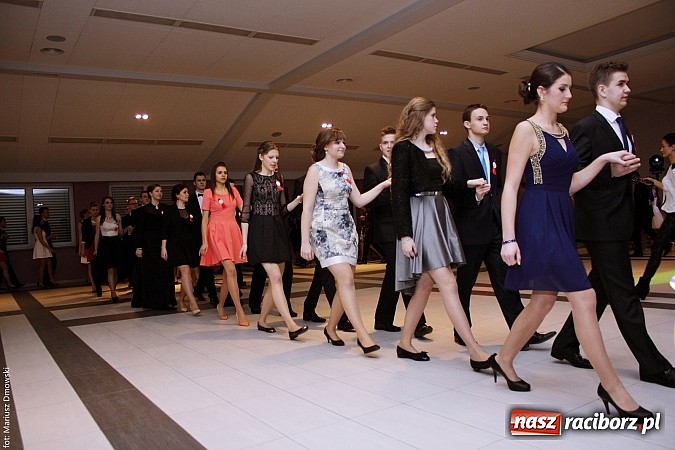 Zdjęcie w galerii na portalu naszraciborz.pl: II LO bawi się na studniówce w Zakrzowie wiadomości z regionu