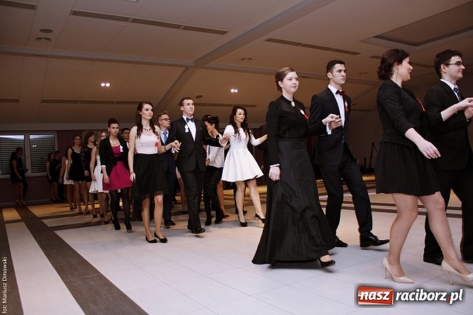 Zdjęcie w galerii na portalu naszraciborz.pl: II LO bawi się na studniówce w Zakrzowie wiadomości z regionu