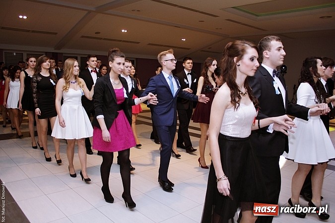 Zdjęcie w galerii na portalu naszraciborz.pl: II LO bawi się na studniówce w Zakrzowie wiadomości z regionu