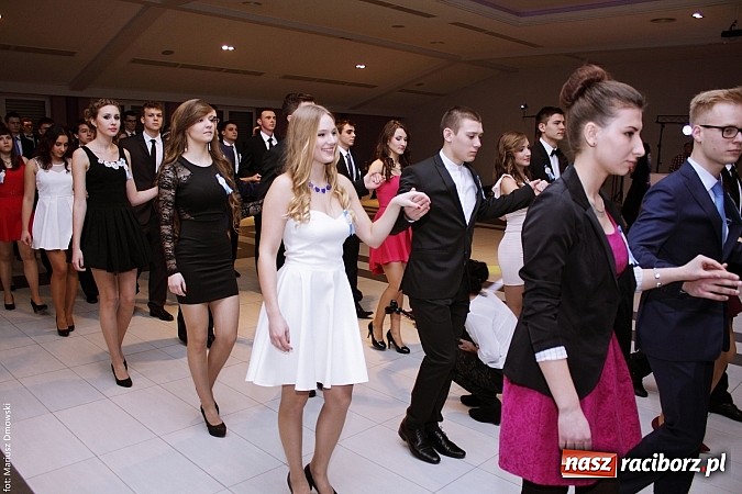 Zdjęcie w galerii na portalu naszraciborz.pl: II LO bawi się na studniówce w Zakrzowie wiadomości z regionu