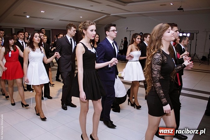 Zdjęcie w galerii na portalu naszraciborz.pl: II LO bawi się na studniówce w Zakrzowie wiadomości z regionu