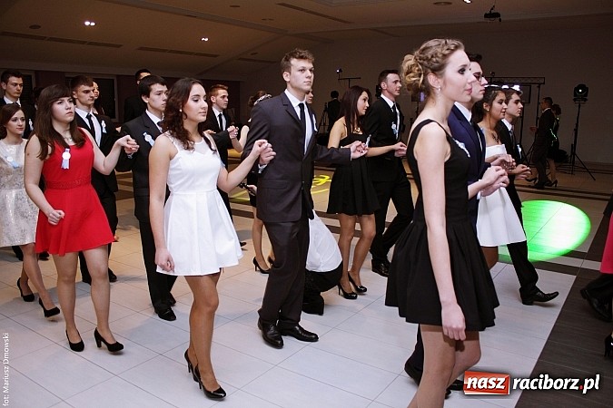 Zdjęcie w galerii na portalu naszraciborz.pl: II LO bawi się na studniówce w Zakrzowie wiadomości z regionu