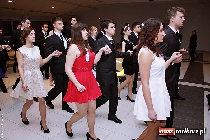 Zdjęcie w galerii na portalu naszraciborz.pl: II LO bawi się na studniówce w Zakrzowie wiadomości z regionu