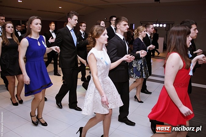 Zdjęcie w galerii na portalu naszraciborz.pl: II LO bawi się na studniówce w Zakrzowie wiadomości z regionu