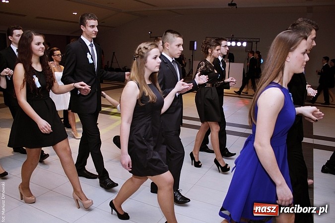 Zdjęcie w galerii na portalu naszraciborz.pl: II LO bawi się na studniówce w Zakrzowie wiadomości z regionu