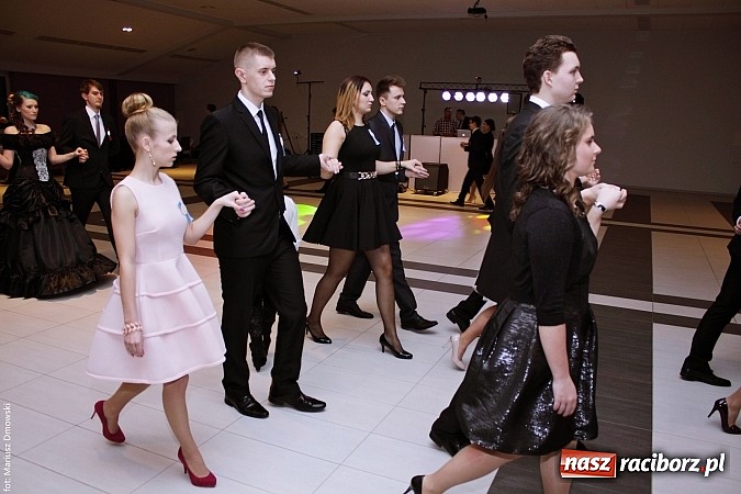 Zdjęcie w galerii na portalu naszraciborz.pl: II LO bawi się na studniówce w Zakrzowie wiadomości z regionu