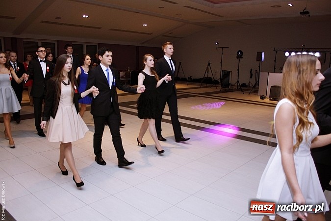 Zdjęcie w galerii na portalu naszraciborz.pl: II LO bawi się na studniówce w Zakrzowie wiadomości z regionu