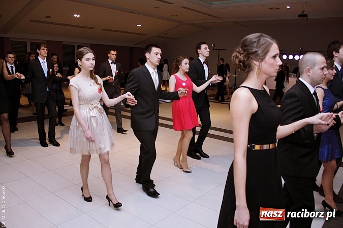 Zdjęcie w galerii na portalu naszraciborz.pl: II LO bawi się na studniówce w Zakrzowie wiadomości z regionu