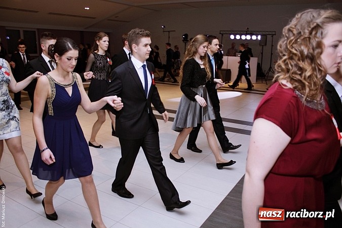 Zdjęcie w galerii na portalu naszraciborz.pl: II LO bawi się na studniówce w Zakrzowie wiadomości z regionu