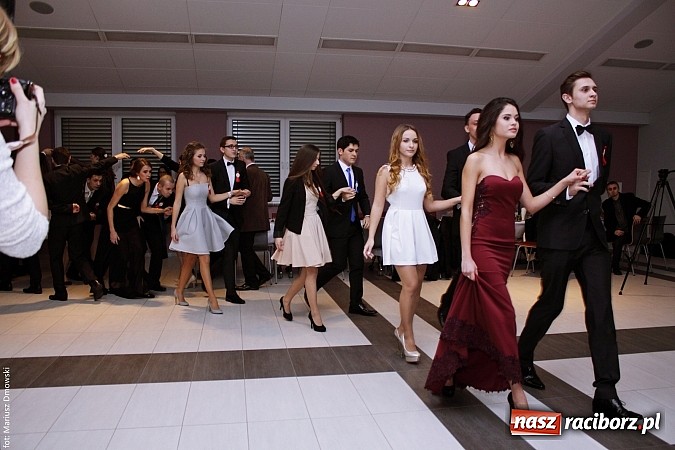 Zdjęcie w galerii na portalu naszraciborz.pl: II LO bawi się na studniówce w Zakrzowie wiadomości z regionu