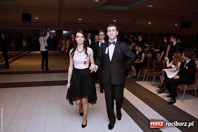 Zdjęcie w galerii na portalu naszraciborz.pl: II LO bawi się na studniówce w Zakrzowie wiadomości z regionu