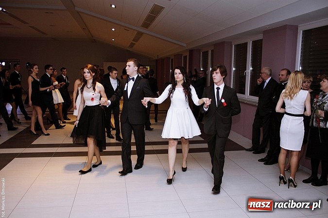 Zdjęcie w galerii na portalu naszraciborz.pl: II LO bawi się na studniówce w Zakrzowie wiadomości z regionu