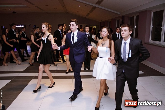 Zdjęcie w galerii na portalu naszraciborz.pl: II LO bawi się na studniówce w Zakrzowie wiadomości z regionu