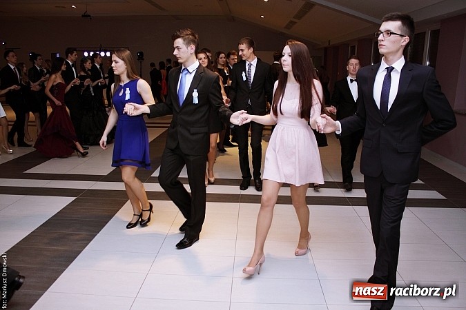 Zdjęcie w galerii na portalu naszraciborz.pl: II LO bawi się na studniówce w Zakrzowie wiadomości z regionu