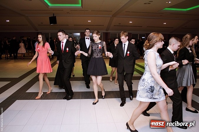 Zdjęcie w galerii na portalu naszraciborz.pl: II LO bawi się na studniówce w Zakrzowie wiadomości z regionu