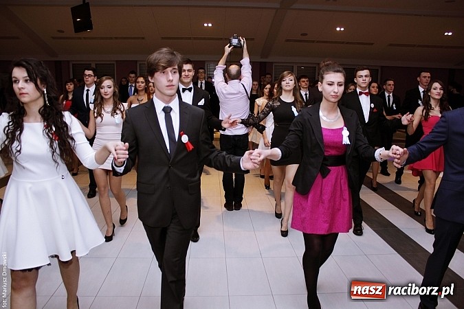 Zdjęcie w galerii na portalu naszraciborz.pl: II LO bawi się na studniówce w Zakrzowie wiadomości z regionu