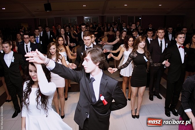 Zdjęcie w galerii na portalu naszraciborz.pl: II LO bawi się na studniówce w Zakrzowie wiadomości z regionu