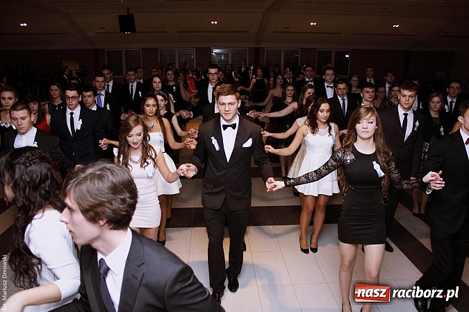 Zdjęcie w galerii na portalu naszraciborz.pl: II LO bawi się na studniówce w Zakrzowie wiadomości z regionu