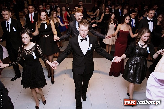 Zdjęcie w galerii na portalu naszraciborz.pl: II LO bawi się na studniówce w Zakrzowie wiadomości z regionu