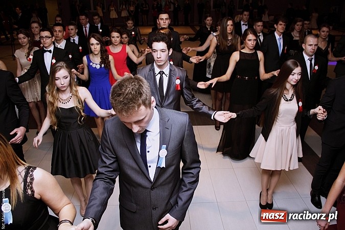 Zdjęcie w galerii na portalu naszraciborz.pl: II LO bawi się na studniówce w Zakrzowie wiadomości z regionu